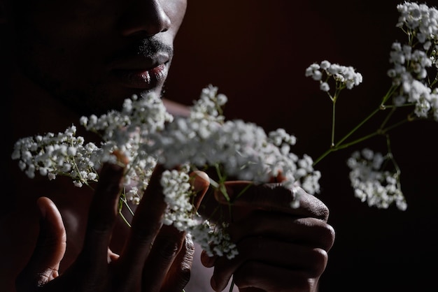 Foto close-up model met bloemen in het donker