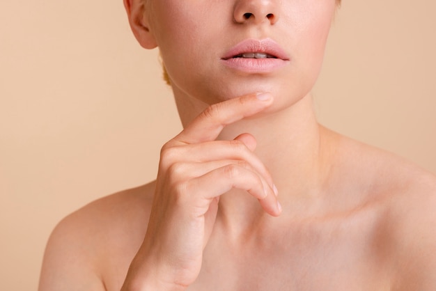 Photo close-up model posing with open mouth