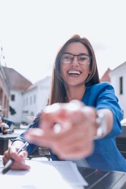 Foto chiuda in su donna d'affari moderna seduta a un tavolo di street cafebusiness persone