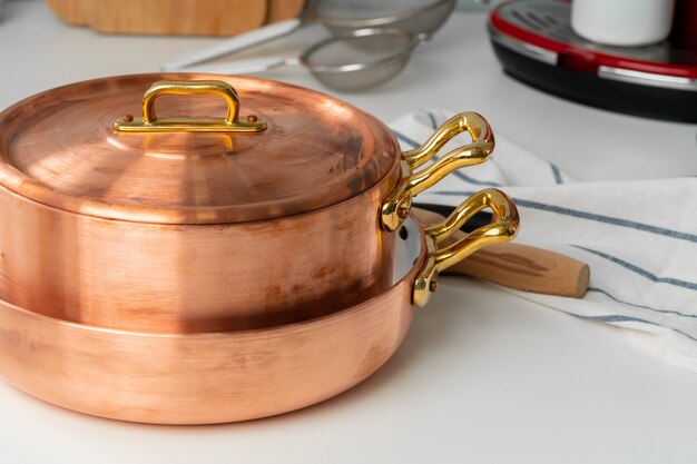 銅の調理器具とモダンなキッチンインテリアのクローズアップ
