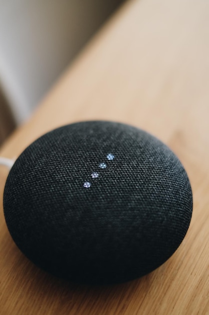 Photo close-up of modern speaker on table