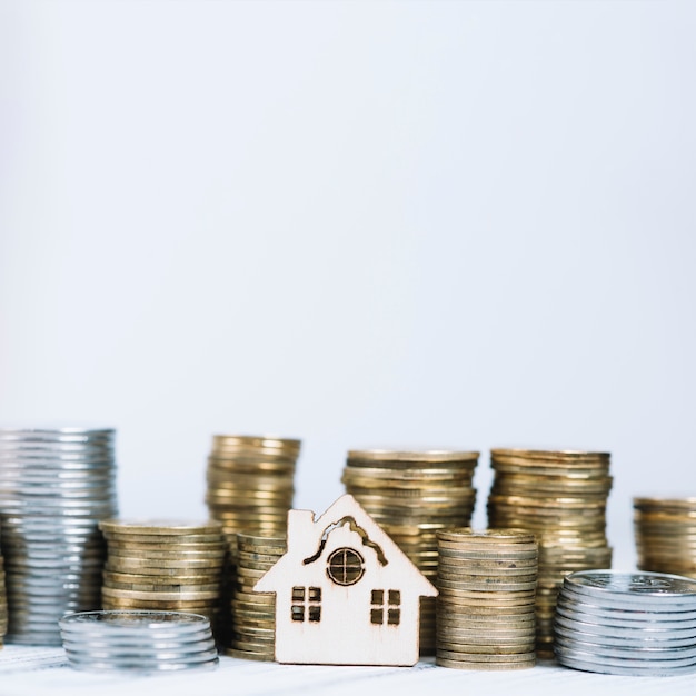 Photo close-up money and small house