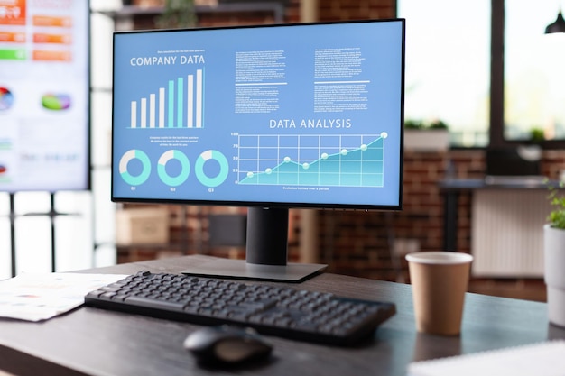 Foto primo piano del monitor con analisi dei dati aziendali sullo schermo in un ufficio vuoto. computer con diagramma aziendale e analisi sulla scrivania per seguire la crescita del database. nessuno nello spazio di avvio.