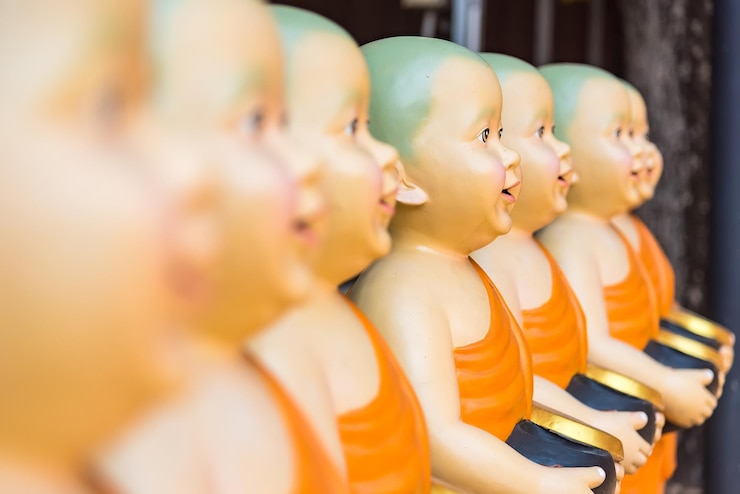 Photo close-up of monk statues