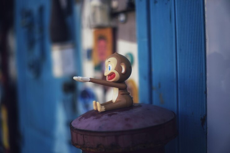 Photo close-up of monkey figurine on pole