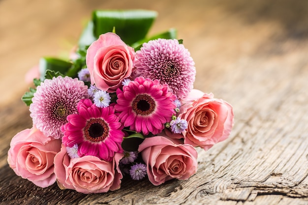 Close-up mooi boeket bloemen op houten tafel.