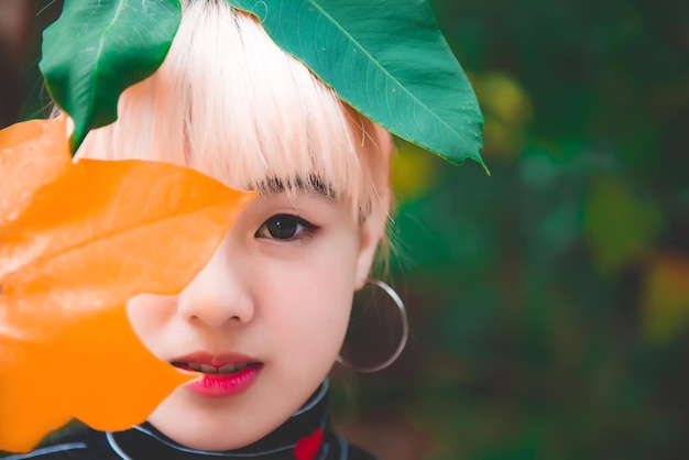 Close-up mooie aziatische vrouw met bladvoorgrond in de mensen van forestthailand