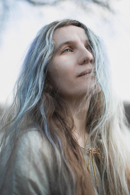 Foto close-up mooie vrouw met lang grijs bruin haar op zoek naar portret foto