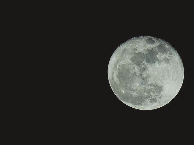 Foto prossimo piano della luna contro un cielo limpido di notte