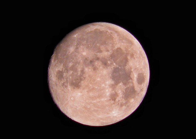 Foto prossimo piano della luna contro un cielo limpido di notte