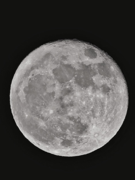 Foto prossimo piano della luna contro il cielo notturno