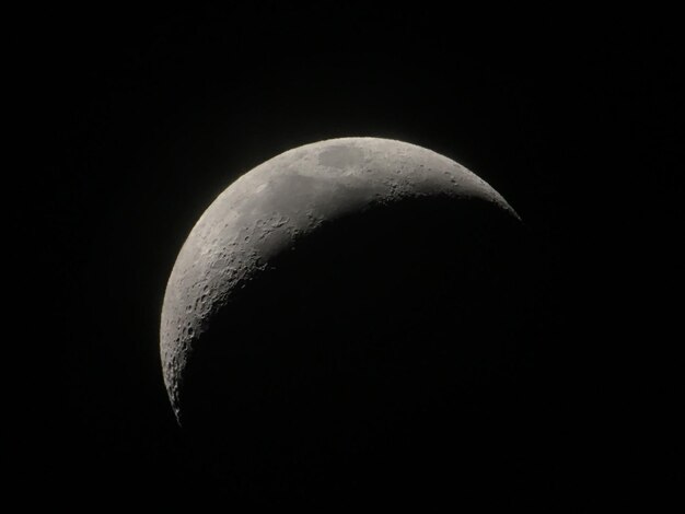 Foto prossimo piano della luna su uno sfondo nero