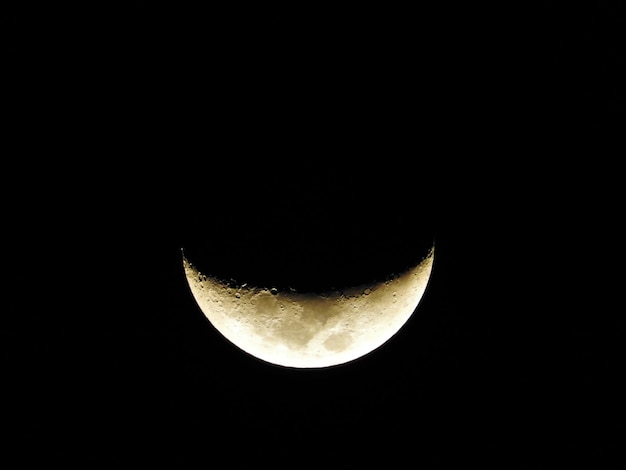 Foto prossimo piano della luna su uno sfondo nero