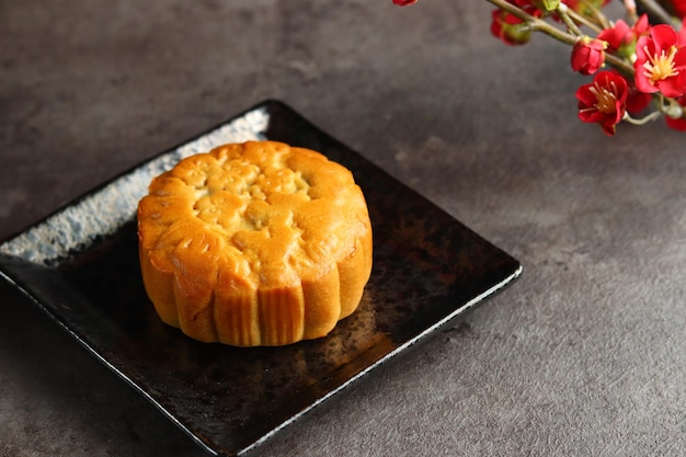 Закройте вверх лунные торты с черным фоном. Mooncake — традиционная китайская выпечка.