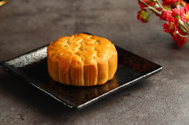 Закройте вверх лунные торты с черным фоном. Mooncake — традиционная китайская выпечка.