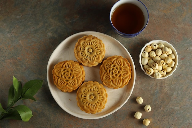 Закройте вверх лунные торты с черным фоном. Mooncake — традиционная китайская выпечка.