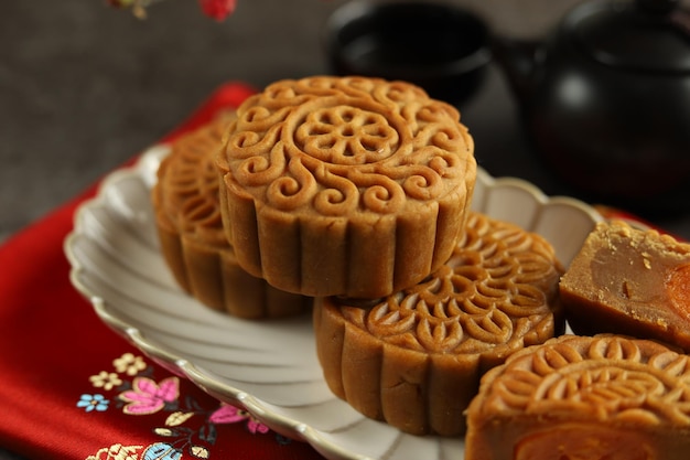 Закройте вверх лунные торты с черным фоном. Mooncake — традиционная китайская выпечка.