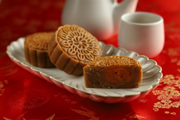 Закройте лунные торты с красным фоном. Mooncake — традиционная китайская выпечка.