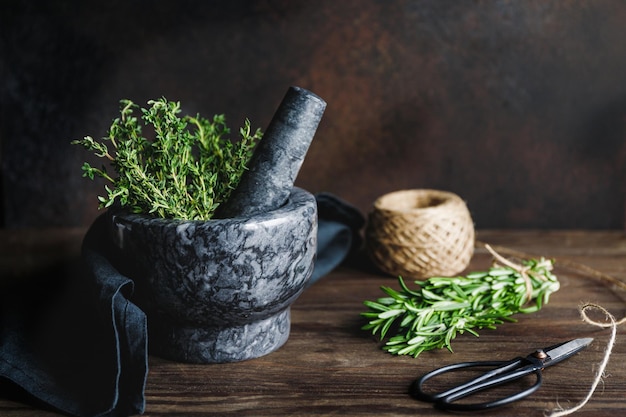 Photo close-up of mortar and pestle with herbs on table