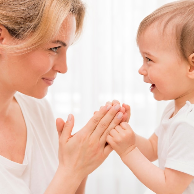 Foto madre e bambino del primo piano divertendosi