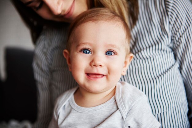 Photo close-up of mother and daughter at home