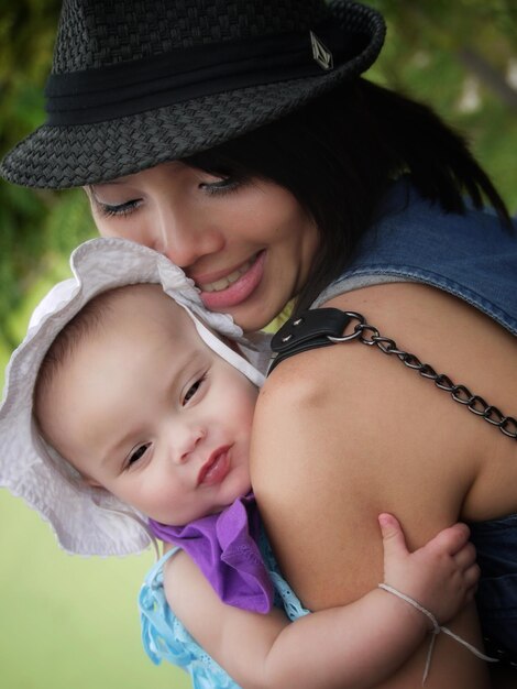 Foto close-up di madre e figlia all'aperto