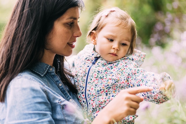 Photo close-up of mother and daughter