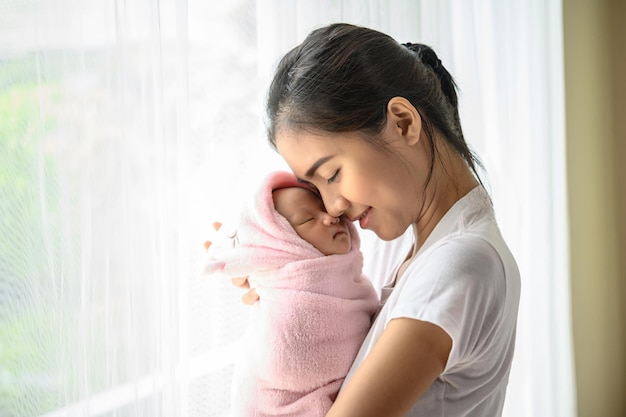 Photo close-up mother holding baby