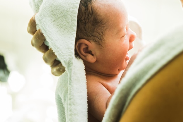 Photo close-up of mother holding baby