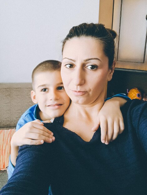 Photo close-up of mother and son at home