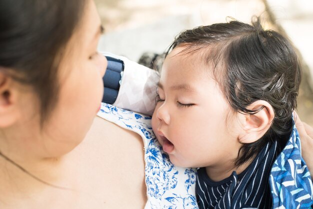 Foto close-up di madre e figlio