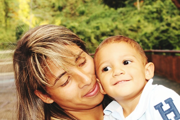 Foto close-up di una madre con un figlio carino a casa