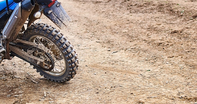 Photo close-up of motorcycle on dirt road