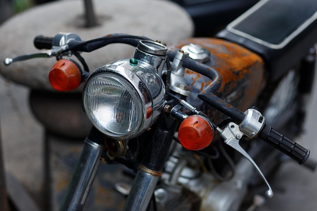 Foto close-up di una motocicletta parcheggiata