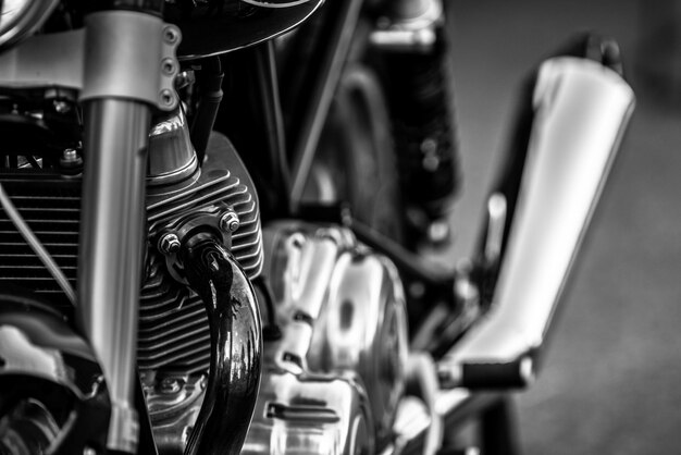 Foto close-up di parti di motociclette in officina