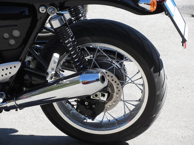 Photo close-up of motorcycle on road during sunny day