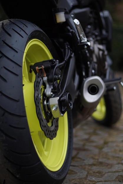 Foto prossimo piano di una motocicletta su strada