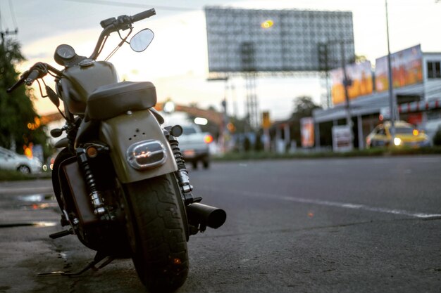 Photo close-up of motorcycle on road