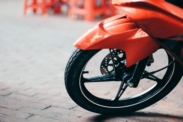 Foto close-up di un pneumatico di motocicletta in strada