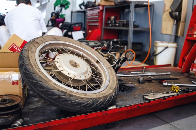 Foto primo piano di riparazione della ruota del motociclo