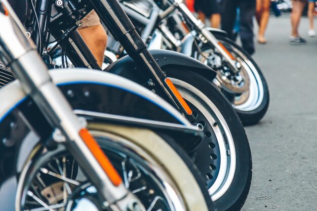 Photo close-up of motorcycles parked on road