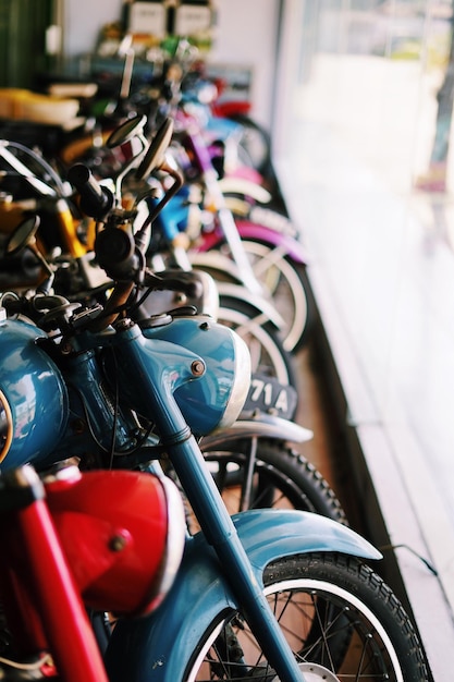 Foto close-up di motociclette parcheggiate nel negozio