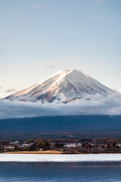 河口湖側から富士山をクローズアップ、湖から富士山を眺める