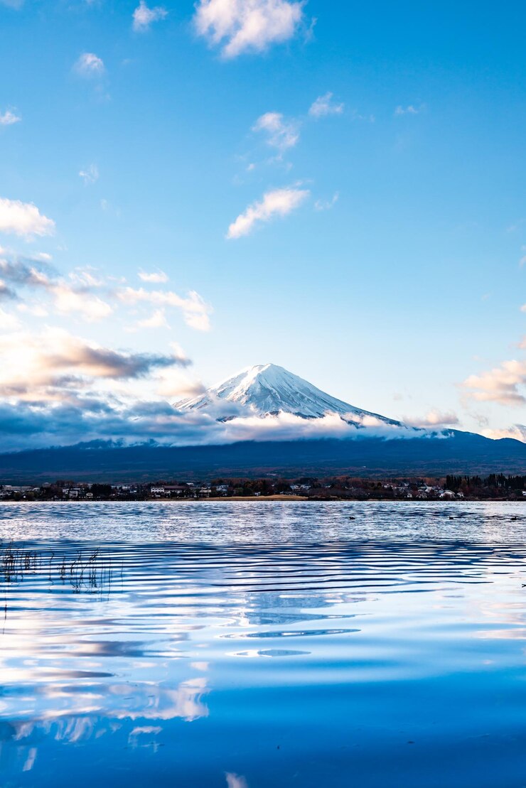 Photo 河口湖側から富士山をクローズアップ、湖から富士山を眺める