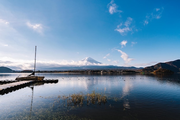 写真 河口湖側から富士山をクローズアップ、湖から富士山を眺める