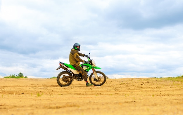 日中のダートトラックでの山のモトクロスレースのクローズアップ。