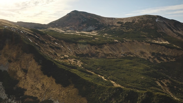 丘の頂上にある山の岩の上の空中緑の草の苔をクローズアップ誰も自然の風景秋