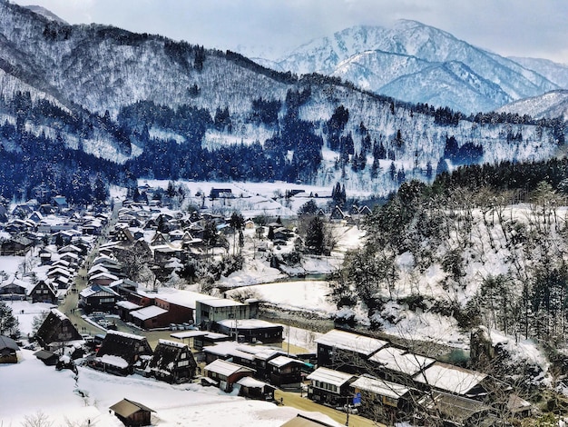 冬の山の村のクローズアップ