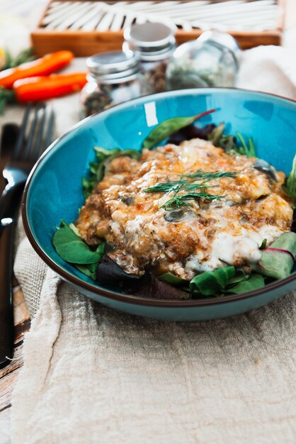 Photo close-up of moussaka in bowl on table