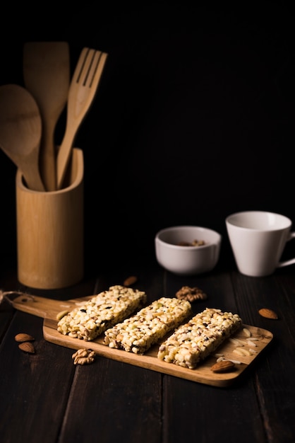 Photo close-up muesli batons on wooden board